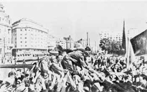 Ο λαός του Βουκουρεστίου υποδέχεται τους Σοβιετικούς στρατιώτες. 30 του Αυγούστου 1944