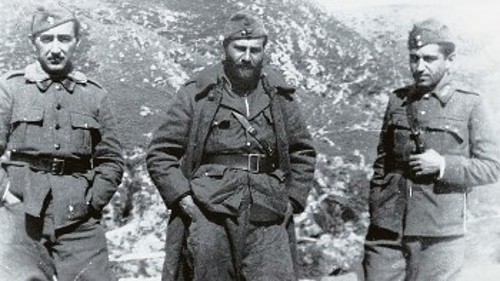 Ο Οδυσσέας Ελύτης, με τη στολή του έφεδρου ανθυπολοχαγού, στα αλβανικά βουνά (στη μέση)
