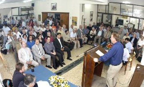 Κατάμεστη η αίθουσα στα γραφεία της ΠΕΜΕΝ. Στην ένθετη φωτογραφία, το εξώφυλλο του Ιστορικού Λευκώματος