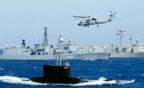 Ο επιχειρησιακός έλεγχος στο Αιγαίο, που αποτελεί πρόκριμα για τις διευθετήσεις των ελληνικών κυριαρχικών δικαιωμάτων στο θαλάσσιο χώρο, έχει ΝΑΤΟϊκό καπέλο (φωτο από ΝΑΤΟϊκή άσκηση με τη συμμετοχή των Ελληνικών Ενόπλων Δυνάμων)