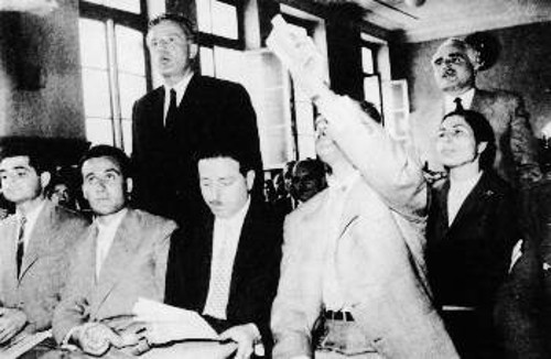 Ο Χ. Φλωράκης στο Στρατοδικείο της Αθήνας