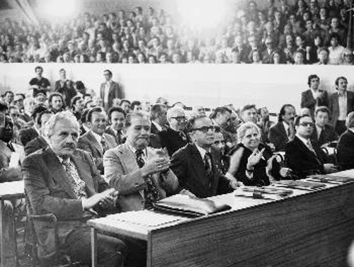 Πρώτος από αριστερά ο Χ. Φλωράκης στο 10ο Συνέδριο του Κόμματος το 1978