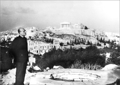 Ο Οδυσσέας Ελύτης, στην Πνύκα, με θέα την Ακρόπολη