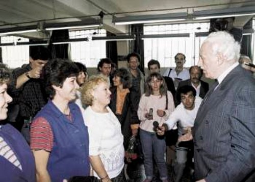 Ο Χαρίλαος Φλωράκης με εργάτριες κλωστοϋφαντουργίας το 1989