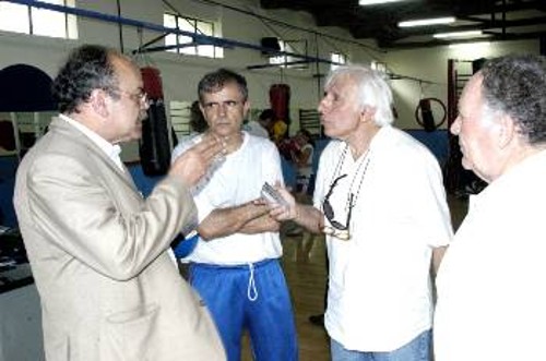 Από τη συζήτηση με τονΓ. Πατσιλινάκοκαι παράγοντες του Πυγμαχικού Συλλόγου