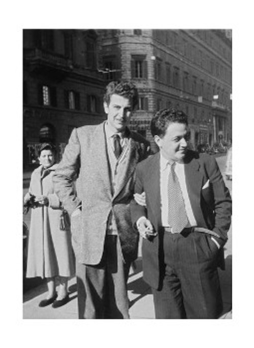 Ο Μίκης Θεοδωράκης έχει αγκαζέ τον Μάνο Χατζιδάκι, το 1954, στη Ρώμη, όπου παρουσίασαν έργα τους, στην Κρατική Οπερα της ιταλικής πρωτεύουσας (Μάριο Βίτι/Ελληνικό Λογοτεχνικό και Ιστορικό Αρχείο του Μορφωτικού Ιδρύματος Εθνικής Τράπεζας)