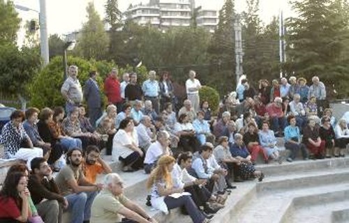 Με μεγάλο ενδιαφέρον υποδέχονται εργαζόμενοι, νέοι και κάτοικοι τις εκδηλώσεις της ΚΟΑ (Φωτό από τη συγκέντρωση στο Χολαργό την περασμένη Τετάρτη)