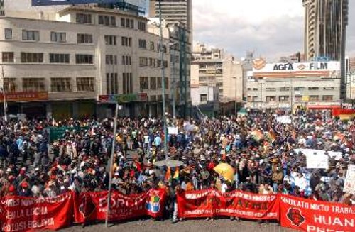 Στιγμιότυπο από τις μεγάλες διαδηλώσεις του βολιβιανού λαού για την εθνικοποίηση των ενεργειακών πόρων της χώρας