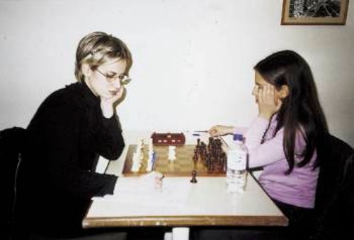 Αλεξάνδρα Στείρη (αριστερά) Ευανθία Μάκκα σε επίσημο αγώνα. Η πρώτη, αγωνίζεται με την Εθνική Ελλάδας Γυναικών στη Μολδαβία