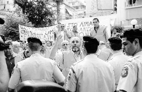 Οι λιμενεργάτες -που βρίσκονται σε απεργιακές κινητοποιήσεις - θα είναι από τα πρώτα θύματα της απελευθέρωσης των λιμενικών υπηρεσιών που προωθούν η κυβέρνηση και η ΕΕ