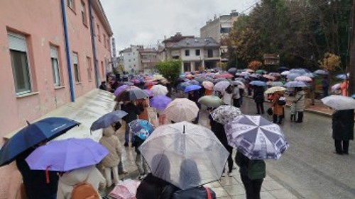 Μαζική η συμμετοχή στην κινητοποίηση, παρά τη βροχή