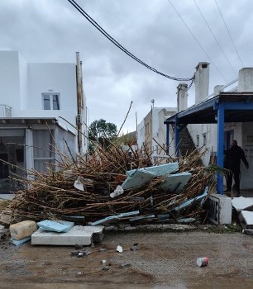 Τα φερτά υλικά στην Παροικιά έφραξαν το ρέμα