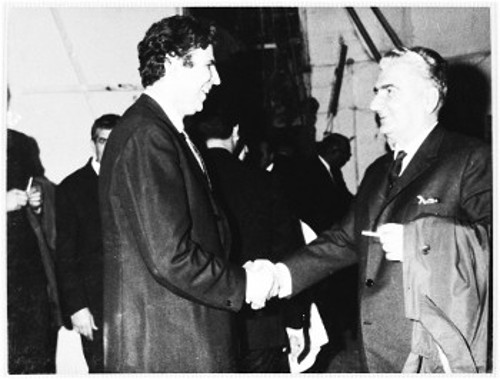 Ο επιφυλλιδογράφος Δημήτρης Ψαθάς, σε θερμό χαιρετισμό με τον συνθέτη (Αρχείο Μίκη Θεοδωράκη)
