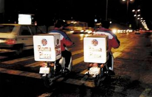 Στη βιάση τους να φτάσουν, αρκετές φορές διακυβεύουν και τη σωματική τους ακεραιότητα, αφού ο χρόνος είναι χρήμα για τους εργοδότες τους