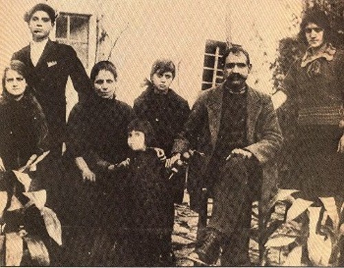Ολη η οικογένεια Τούση: Ο Τάσος, πάνω αριστερά, με την εργατική τραγιάσκα