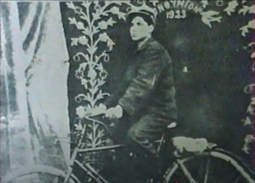Σε ηλικία 17 ετών, το 1923