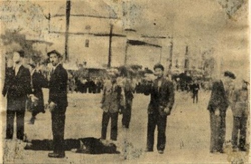 Τη στιγμή που ο ηρωικός απεργός κείτεται νεκρός επί του οδοστρώματος. Η έκπληξη των συντρόφων του στα πρόσωπά τους είναι έκδηλη
