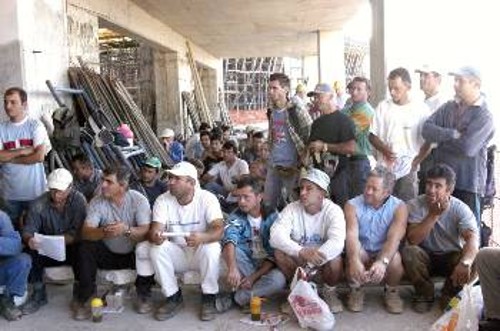Επίσχεση εργασίας στο εργοτάξιο των ΕΛΤΑ στο Κρυονέρι. Μια από τις πολλές μάχες που έδωσαν οι οικοδόμοι για το δικαίωμα στο μεροκάματο, με μπροστάρη το ταξικό τους Συνδικάτο