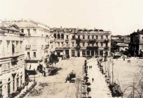 Η αρχή της οδού Ερμού από τη μεριά της Μητροπόλεως. Φωτογραφία του 1882
