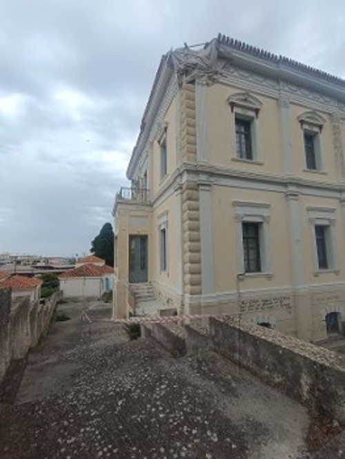 Η Εμπορική Σχολή (κτίριο Μαθηματικού) στο Καρλόβασι δεν έχει επισκευαστεί ακόμα μετά τον σεισμό