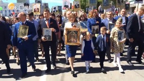 ΡΩΣΙΑ: Η πρώην Γενική Εισαγγελέας της Κριμαίας και σήμερα Σύμβουλος του Γενικού Εισαγγελέα της Ρωσικής Ομοσπονδίας, διαδηλώνει την 9η Μάη με την εικόνα του Τσάρου Νικόλαου του Β` του αιμοσταγούς, στην πράξη παραχαράσσοντας το περιεχόμενο της Αντιφασιστικής Νίκης