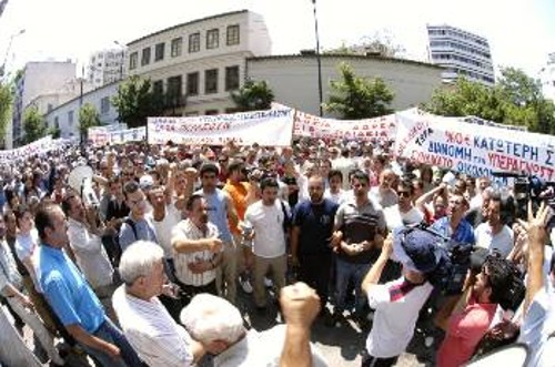 Μόνο ένα ισχυρό ταξικό κίνημα μπορεί να βάλει εμπόδια στα χειρότερα που έρχονται. Προϋπόθεση για το δυνάμωμά του είναι η ενίσχυση του ΚΚΕ