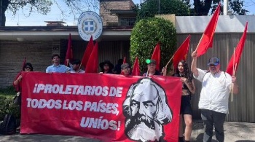 Από την παράσταση διαμαρτυρίας στην ελληνική πρεσβεία στην Πόλη του Μεξικού