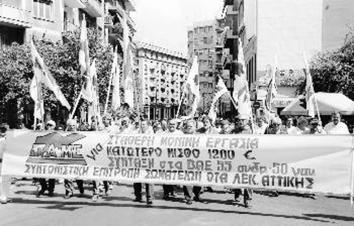 Οι απεργοί εργαζόμενοι στους ΟΤΑ πραγματοποίησαν πορεία προς το υπουργείο Εργασίας, όπου συναντήθηκαν με τους οικοδόμους της Αθήνας