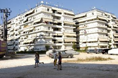 Η διοίκηση του δήμου, αντί να δημιουργήσει ελεύθερους χώρους, προτίμησε να κατασκευάσει αυτά τα μεγαθήρια, όπως μας λέει ο δημοτικός σύμβουλος Π. Γιαννακόπουλος