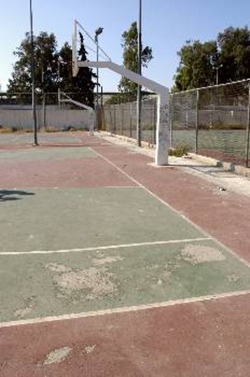 Τα δημοτικά γήπεδα μπάσκετ έχουν υποστεί σημαντικές φθορές