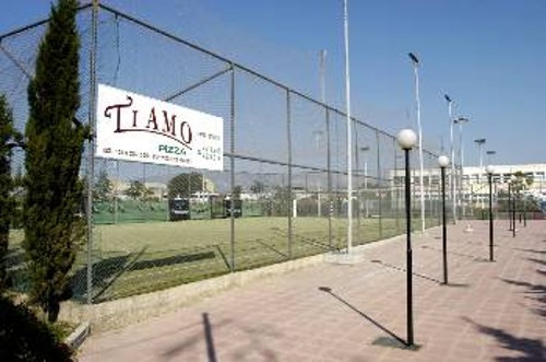 Ο χώρος αυτός του αθλητικού κέντρου «Γ. Σιδέρης» που μετατράπηκε σε γήπεδο 5Χ5 από χαντ μπολ, για να είναι πιο κερδοφόρο...