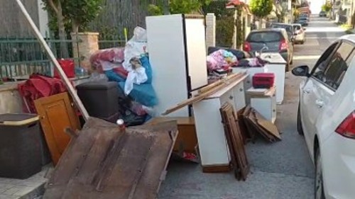 Τα κοράκια πέταξαν στον δρόμο 83χρονο νεφροπαθή μαζί με το νοικοκυριό του