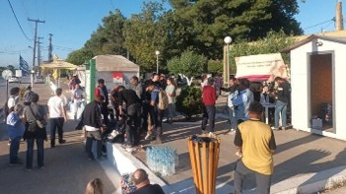 Από τη δράση του στεκιού αλληλεγγύης που έχει στήσει το κλαδικό Συνδικάτο