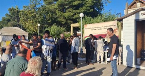 Οι μετανάστες στο κιόσκι που έχει στήσει το Συνδικάτο στη Νέα Μανωλάδα