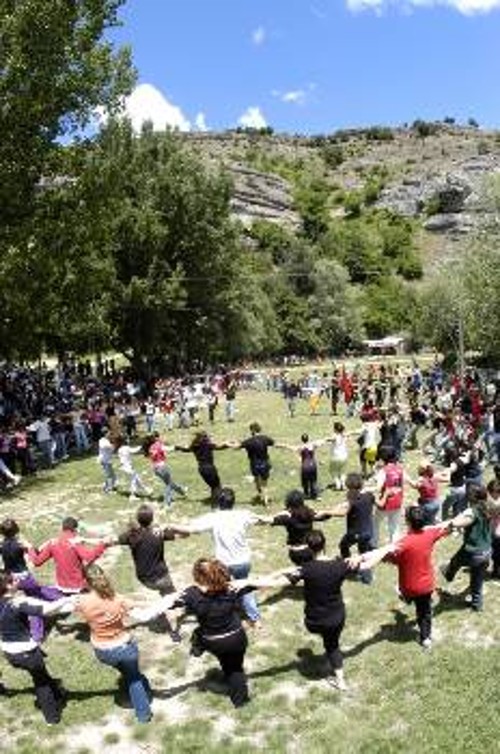 Πολεμάμε και τραγουδάμε (πέρσι στην πρώτη προσέγγιση της ΚΝΕ στο Γράμμο)