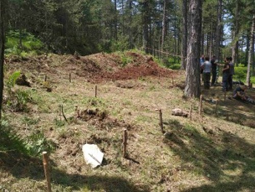 Προσωρινή σηματοδότηση των τάφων πριν το πλήρες καθάρισμα του χώρου
