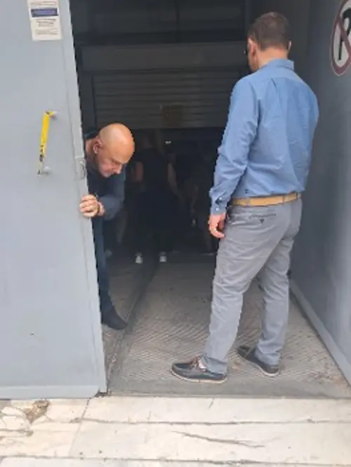 Η «προσβασιμότητα» σε όλο της το μεγαλείο: Απουσία μπάρας αναπήρων, η συνάντηση με τον υπουργό γίνεται μέσω του υπόγειου γκαράζ!