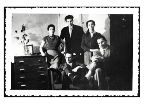 Τέσσερα ενσταντανέ από τα χρόνια του Παρισιού, όπου ο Μίκης Θεοδωράκης μελοποιεί τον «Επιτάφιο»: Με την Μυρτώ, στις όχθες του Σηκουάνα. Με τους προοδευτικούς Ελληνες φίλους. Το πράσινο «Opel», όπου πραγματοποιήθηκε η σύνθεση. Μέσα στη χαρά, με ιδιόχειρη αφιέρωση στην μητέρα του (Αρχείο Μίκη Θεοδωράκη)