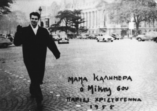Τέσσερα ενσταντανέ από τα χρόνια του Παρισιού, όπου ο Μίκης Θεοδωράκης μελοποιεί τον «Επιτάφιο»: Με την Μυρτώ, στις όχθες του Σηκουάνα. Με τους προοδευτικούς Ελληνες φίλους. Το πράσινο «Opel», όπου πραγματοποιήθηκε η σύνθεση. Μέσα στη χαρά, με ιδιόχειρη αφιέρωση στην μητέρα του (Αρχείο Μίκη Θεοδωράκη)