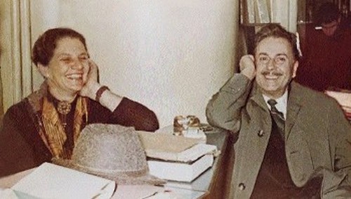 Ο Γιάννης Ρίτσος με την εκδότριά του Νανά Καλλιανέση, όταν πια η συνεργασία τους είναι μια παλιά ιστορία
