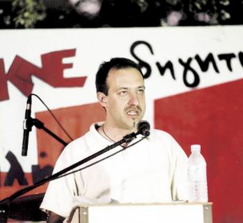 Ο Γιώργος Καλύβας στο βήμα...