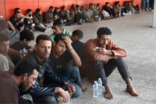 Την αξιοποίηση μετακλητών μεταναστών ως φτηνή εργατική δύναμη προωθεί η κυβέρνηση