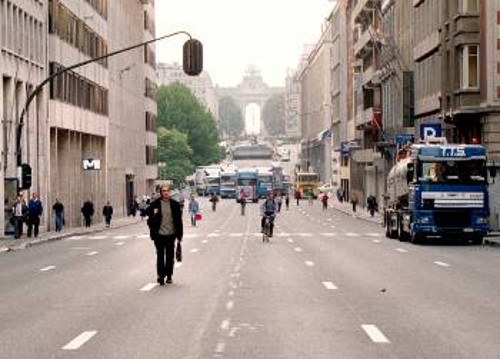 Μόνο πεζοί και ποδηλατιστές κυκλοφορούν στο κέντρο των Βρυξελλών, καθώς 2000 και πλέον οδηγοί φορτηγών έχουν αποκλείσει όλους τους δρόμους, που οδηγούν στο κέντρο της βελγικής πρωτεύουσας.