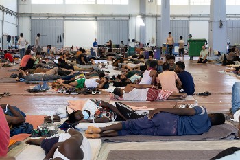 Συνθήκες απάνθρωπου εγκλωβισμού υφίστανται πάνω από 1.200 άνθρωποι στον άθλιο χώρο της Αγυιάς