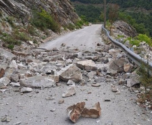 Πολύ συχνές είναι οι κατολισθήσεις στον δρόμο που δεν είναι «επιλέξιμο» έργο