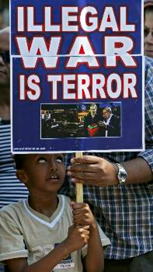 Το μικρό παιδί συμμετείχε σε διαμαρτυρία μουσουλμάνων του Λονδίνου την Κυριακή. «Ο παράνομος πόλεμος είναι τρομοκρατία»