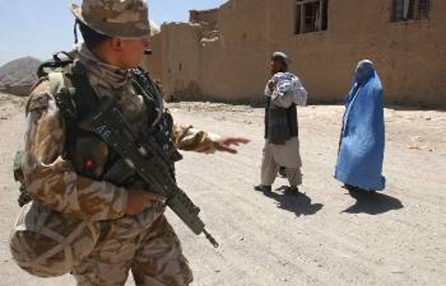 Βρετανός κατοχικός στρατιώτης στο ...εκδημοκρατισμένο Αφγανιστάν