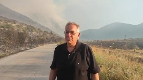 Ο Γ. Λαμπρούλης με φόντο τη μεγάλη αναζωπύρωση