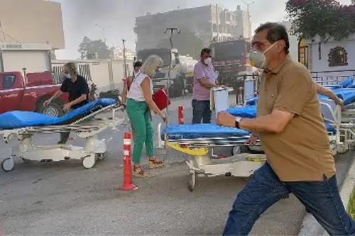Ασθενείς μεταφέρονται άρον άρον από το νοσοκομείο «Αγιος Ανδρέας»