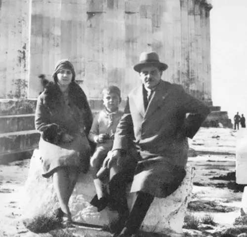 Με τον πατέρα και την μητέρα του, Ασπα, επί της Ακρόπολης, στις 14 Δεκέμβρη 1930 (Αρχείο Μίκη Θεοδωράκη)